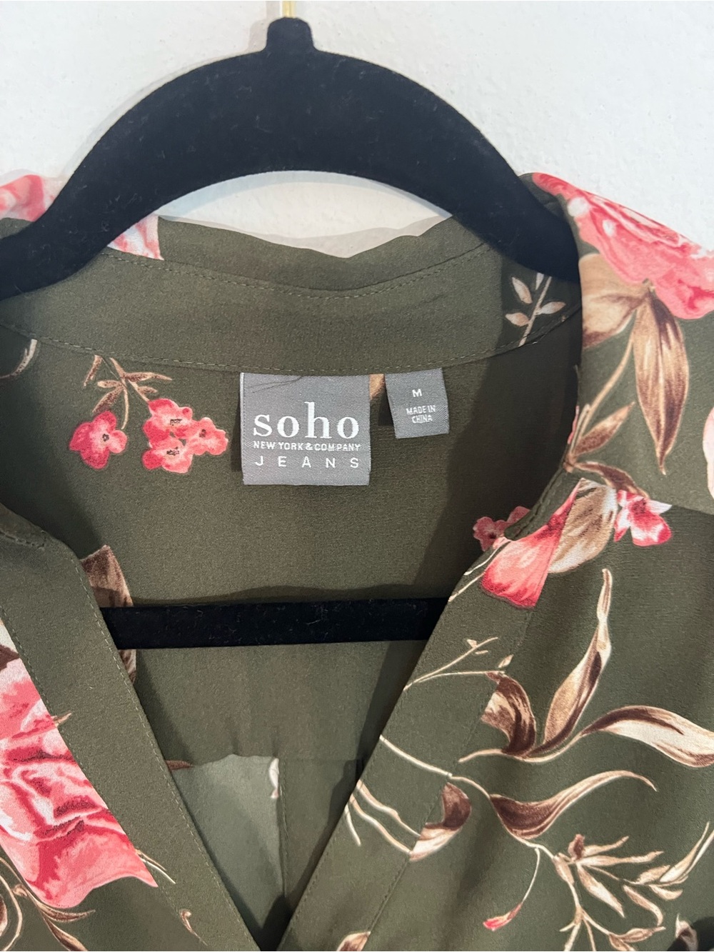 New York & Company Olive Green Floral V-Neck Blouse size Medium - Picture 2 of 9